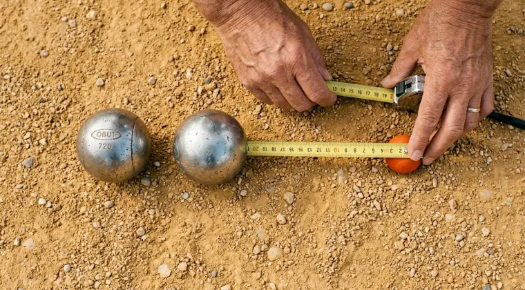 Mesure d'un point au mètre ruban entre deux boules
