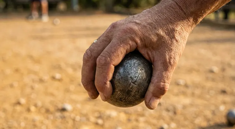 Prise en main d'une boule, paume vers le sol