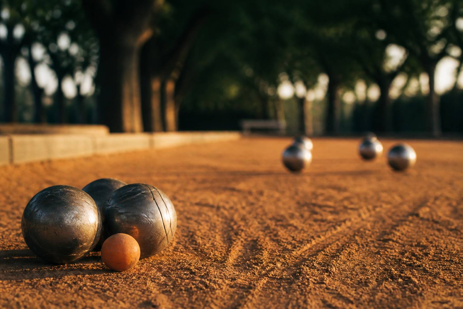 Boules de pétanque et cochonnet en gros plan sur la terre battue
