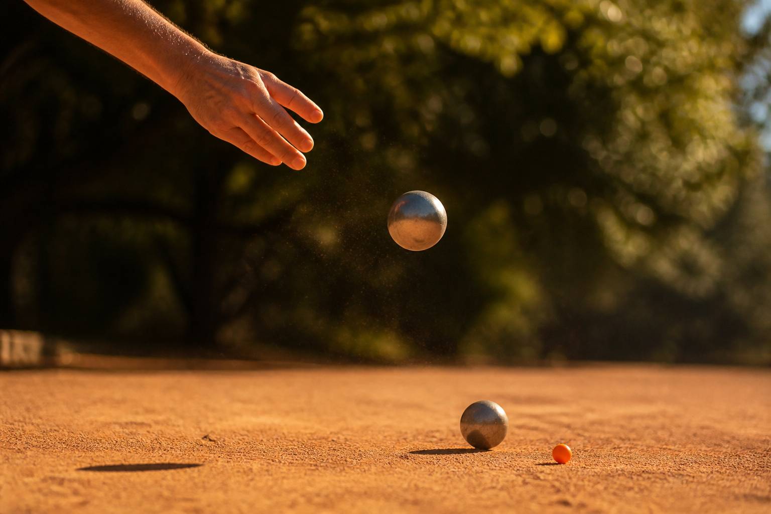 Main lançant une boule de pétanque au-dessus du terrain