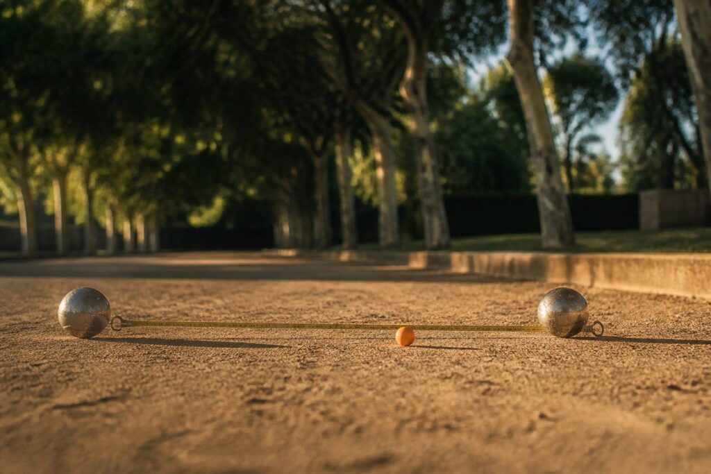 Boules de pétanque et cochonnet sur terrain battu avec mètre de mesure
