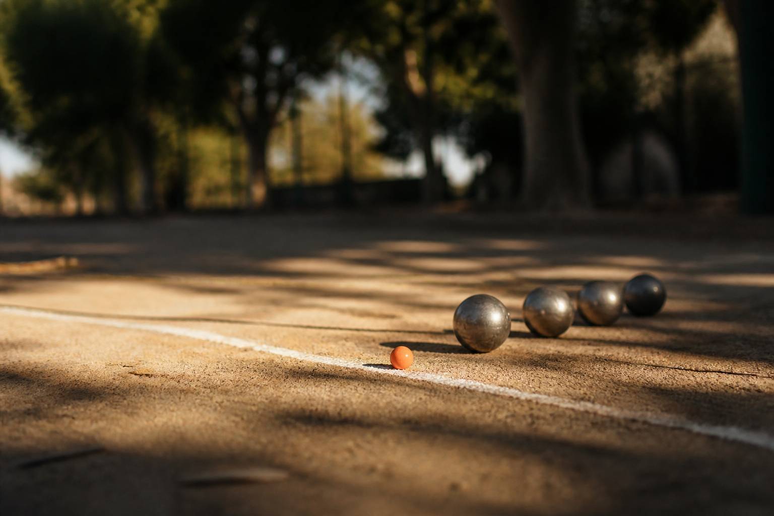 Mètre ruban et lignes de mesure sur un terrain de pétanque avec boules