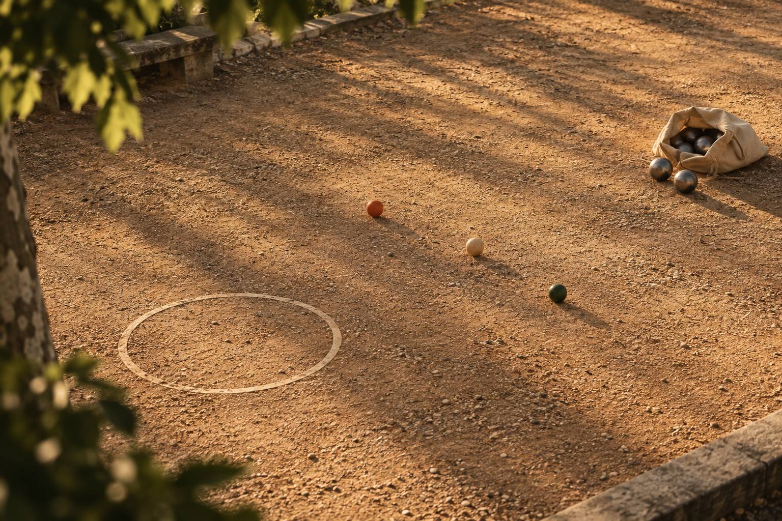 Trois cochonnets en bois poses sur la terre battue d'un boulodrome