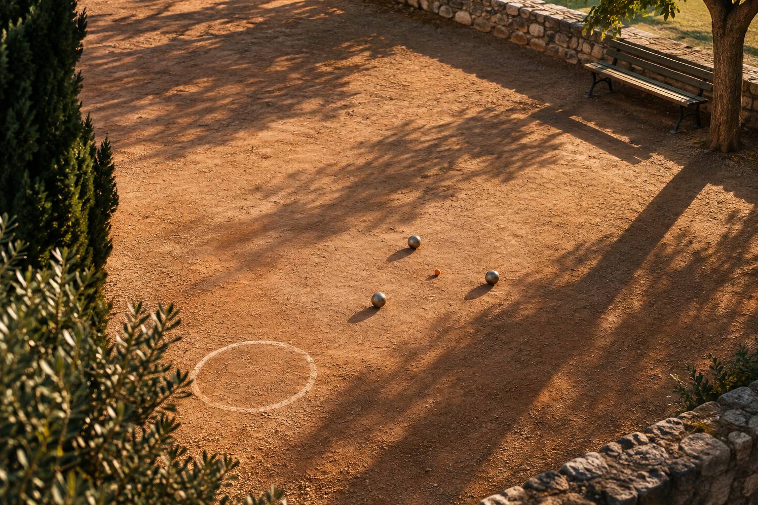 Boules de petanque alignees sur la terre battue avec cochonnet