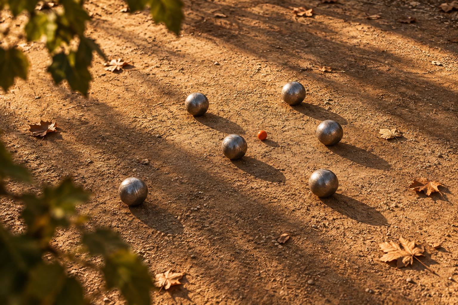 Boules de petanque regroupees autour du cochonnet en fin d'apres-midi