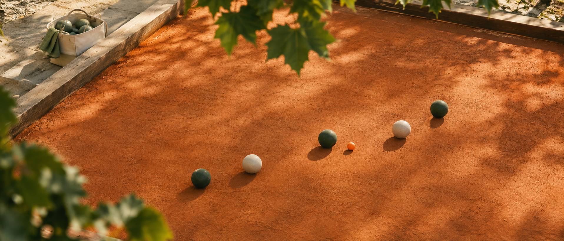 Boules de pétanque souples et cochonnet alignés sur un tapis de jeu